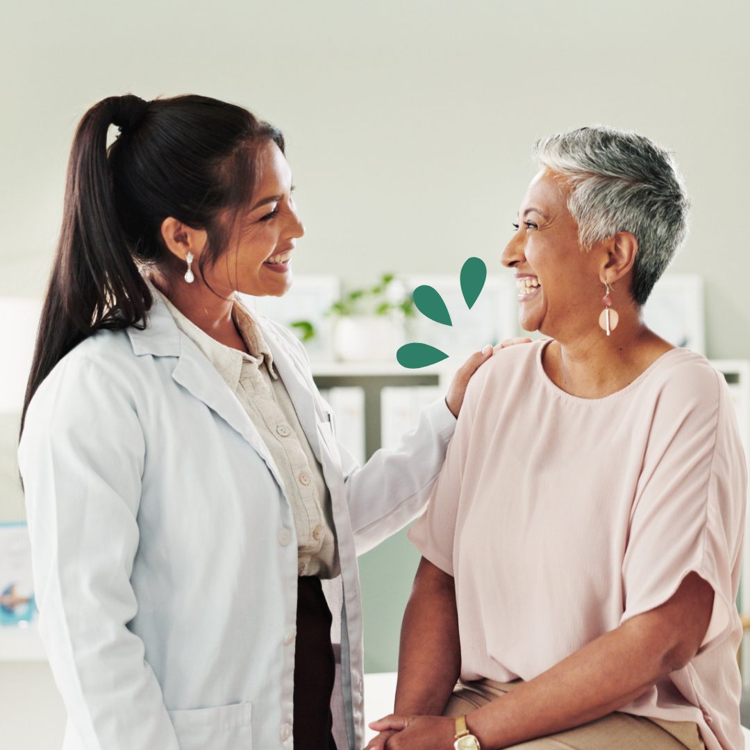 Cuenta de ahorros para la salud Profesional sanitario reconfortando al paciente con calidez y sonrisas.